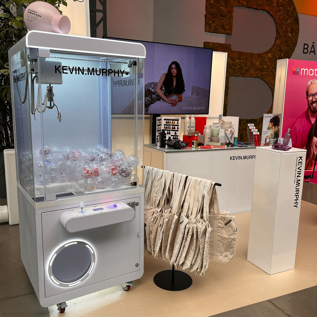 Claw Game XL at a live event — photo 3