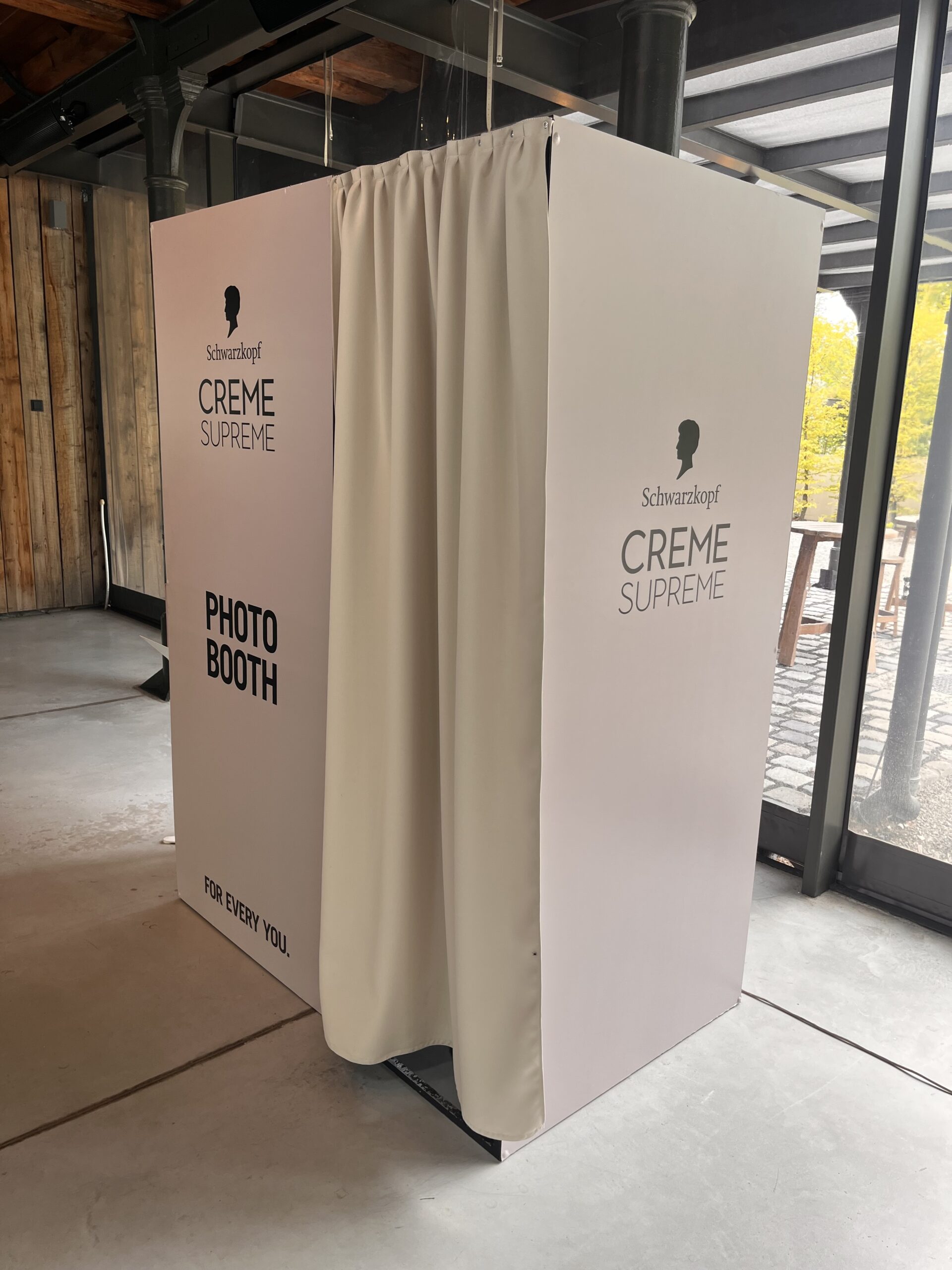 Gifie Photo Booth at a live event — photo 5