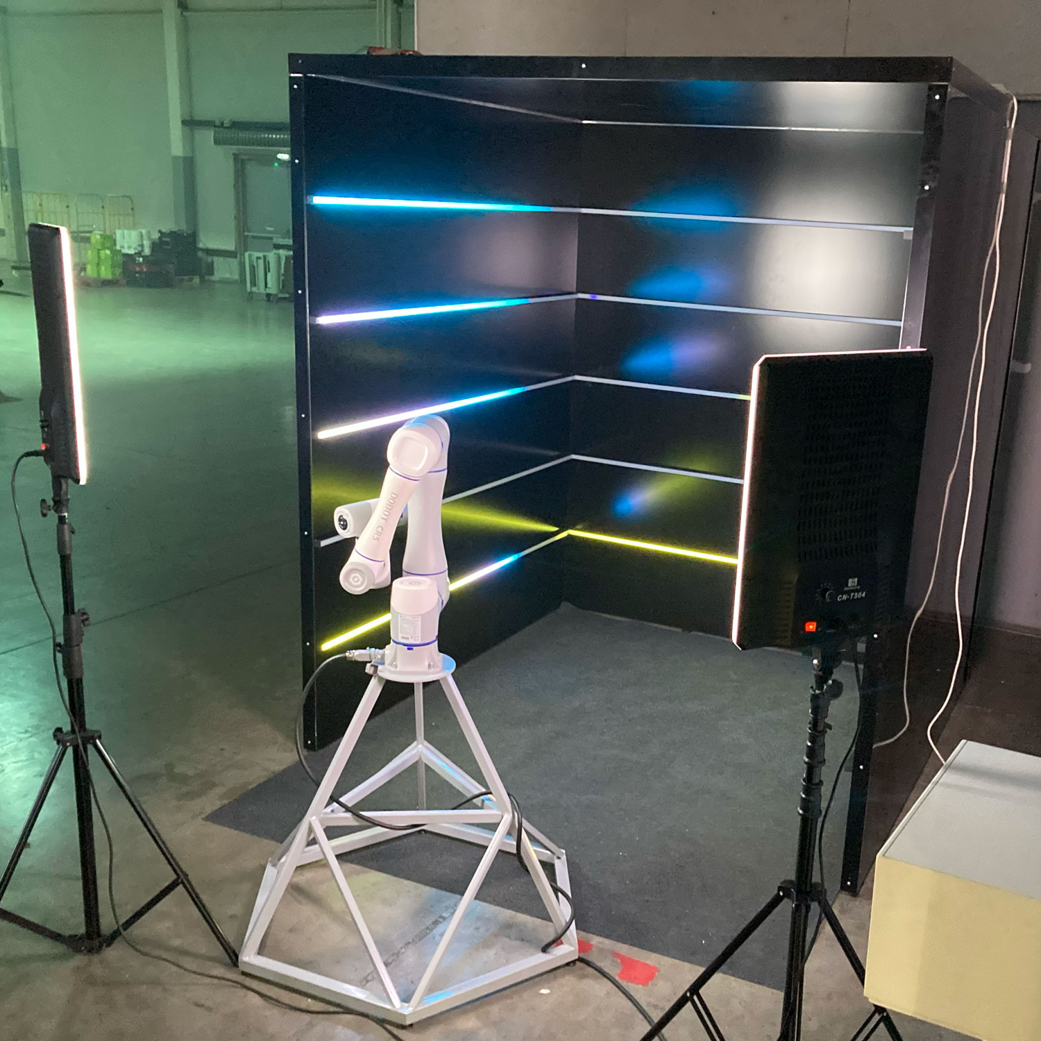 Glambot at a live event — photo 1
